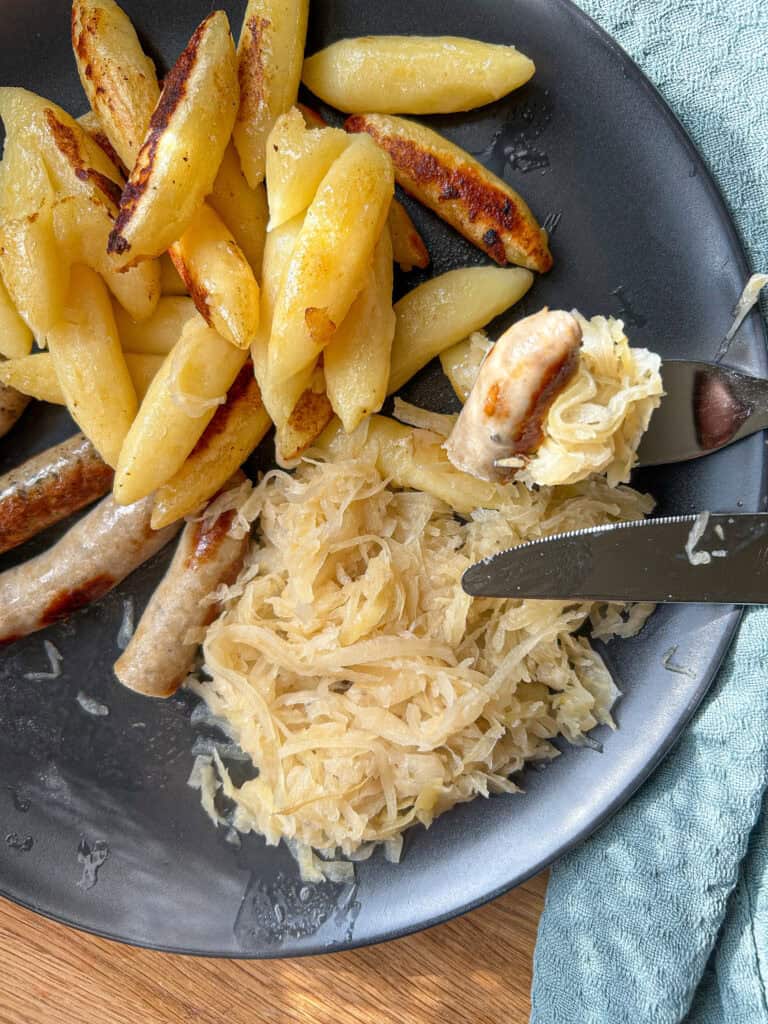 Schupfnudeln mit Sauerkraut und Würstchen – deftig, schnell &amp; einfach ...